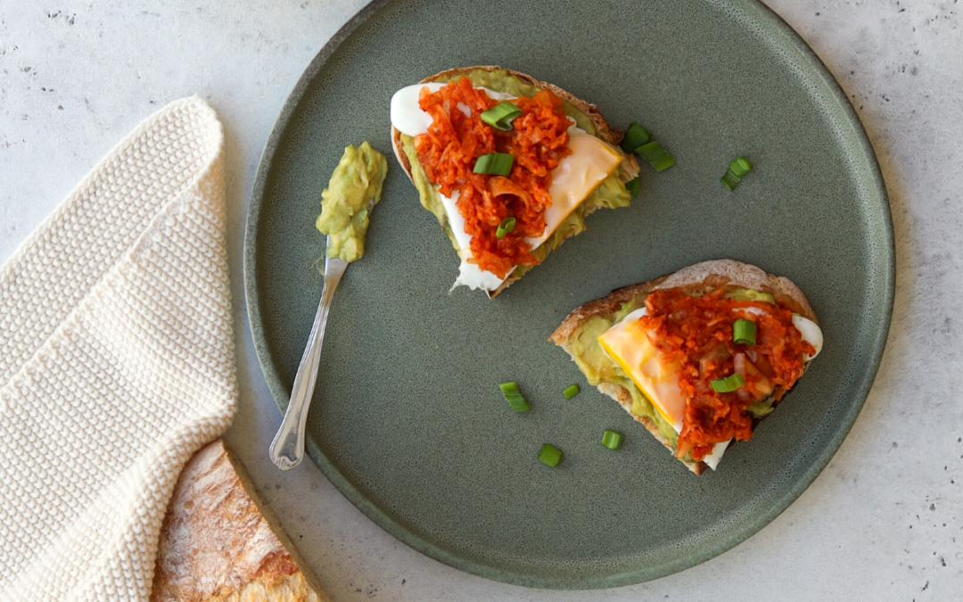 TOSTAS DE KIMCHI, AGUACATE Y HUEVO